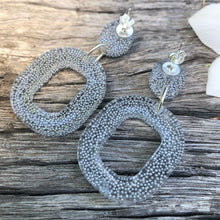 Load image into Gallery viewer, Silver Glitter Bead Resin Earrings
